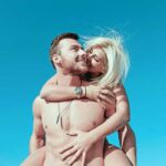 Um homem e uma mulher se divertindo!