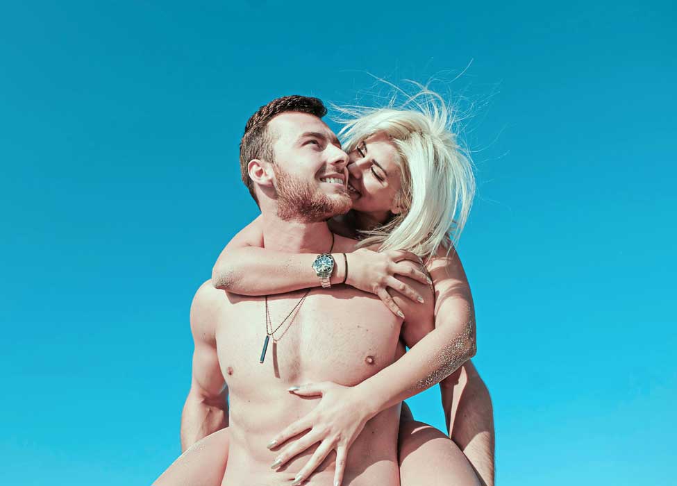 Um homem e uma mulher se divertindo!